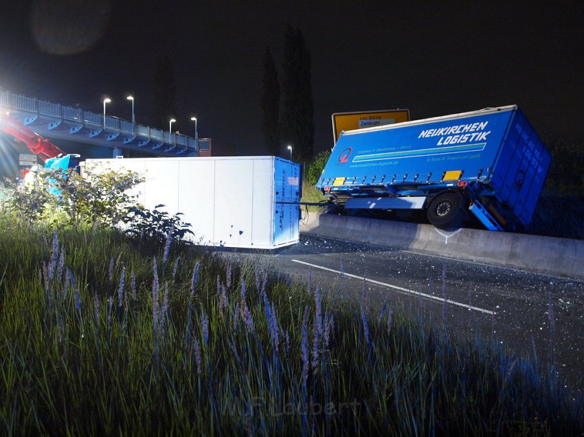 Einsatz BF Koeln PEINGEKLEMMT in Leverkusen P089.JPG